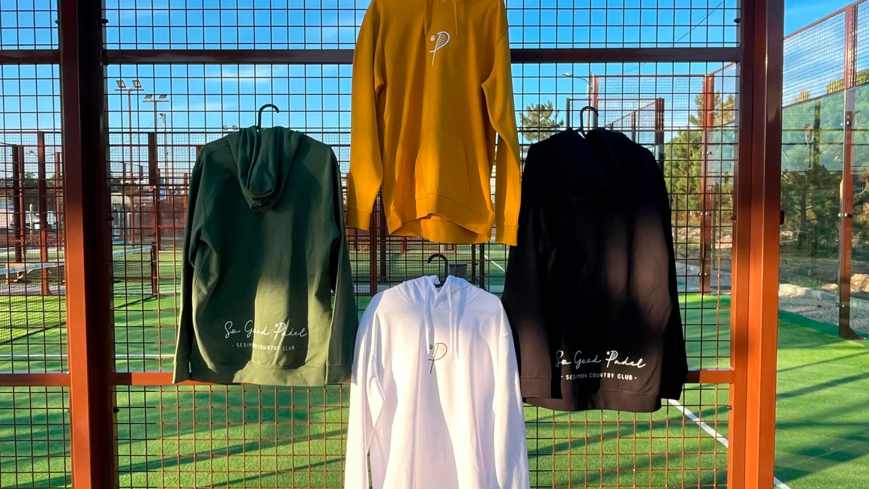 Hoodies personalizados com logótipo pendurados em campo de padel